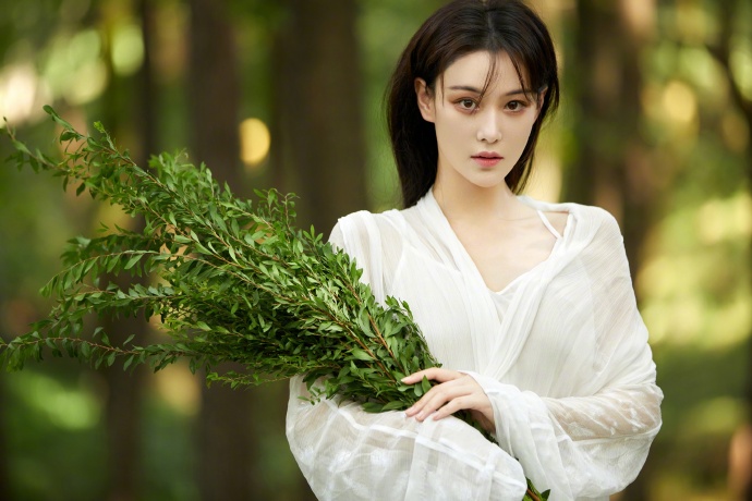 张馨予着白纱秀香肩 古典园艺写真仙气十足 