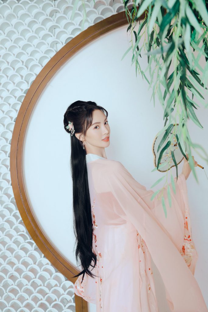 金晨穿粉色古装翩翩起舞 舞姿优美迷人 