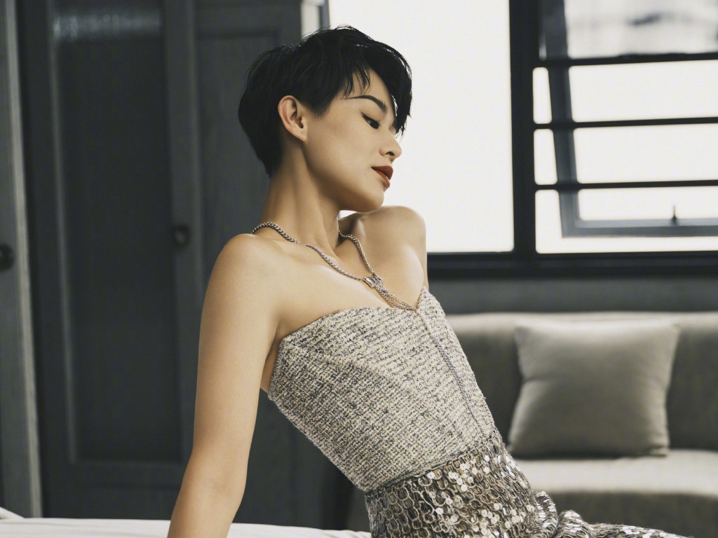 胡杏儿晒港风大片 戏言＂浪姐没有选港姐难＂ 