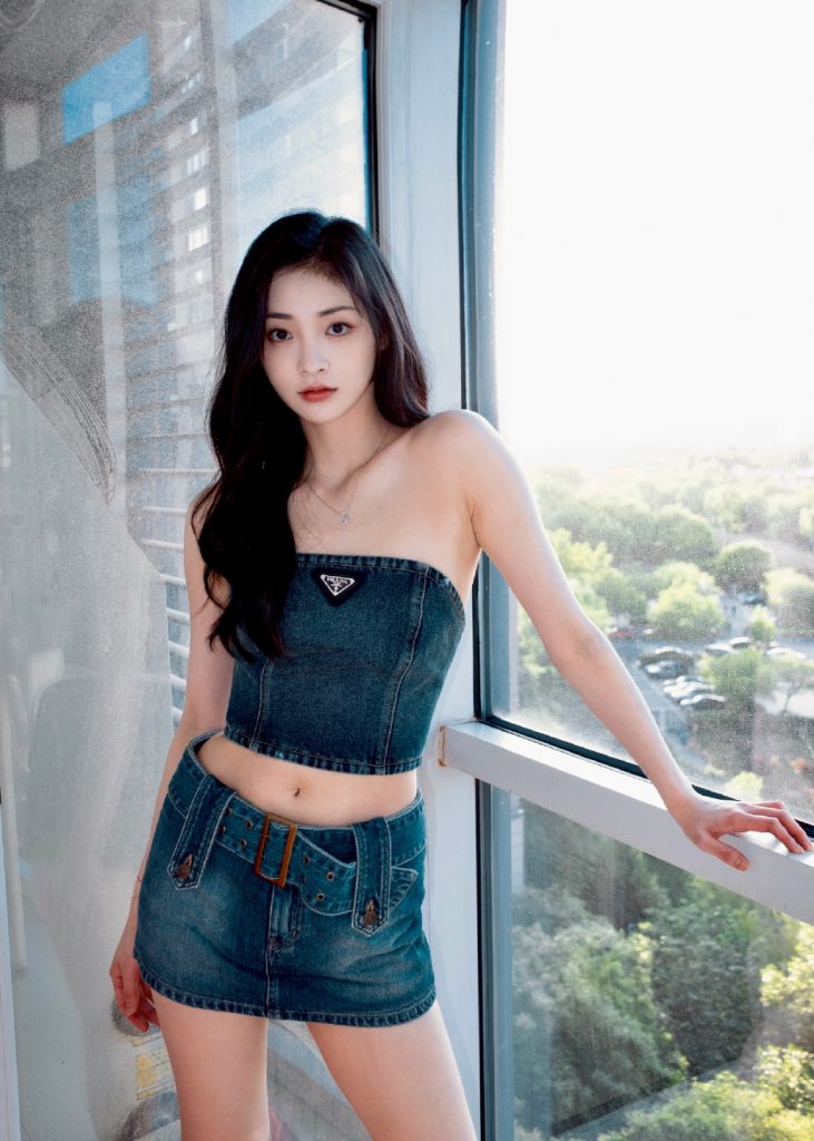 辣妹！周洁琼穿牛仔抹胸配短裙 秀香肩长腿 