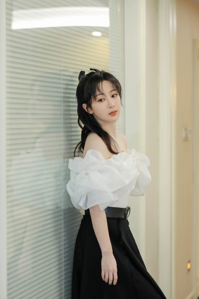 杨紫花瓣抹胸裙淡雅大气 皮肤白皙少女感强 
