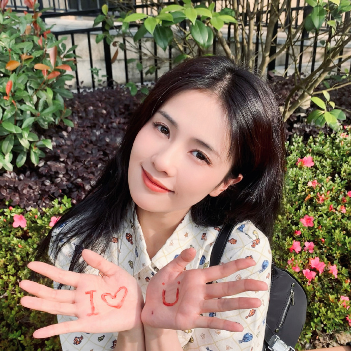 白鹿穿碎花裙双腿纤细 微微浅笑甜美又乖巧 