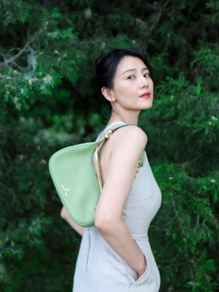 高圆圆森系夏日随拍 慵懒丸子头女神感十足 