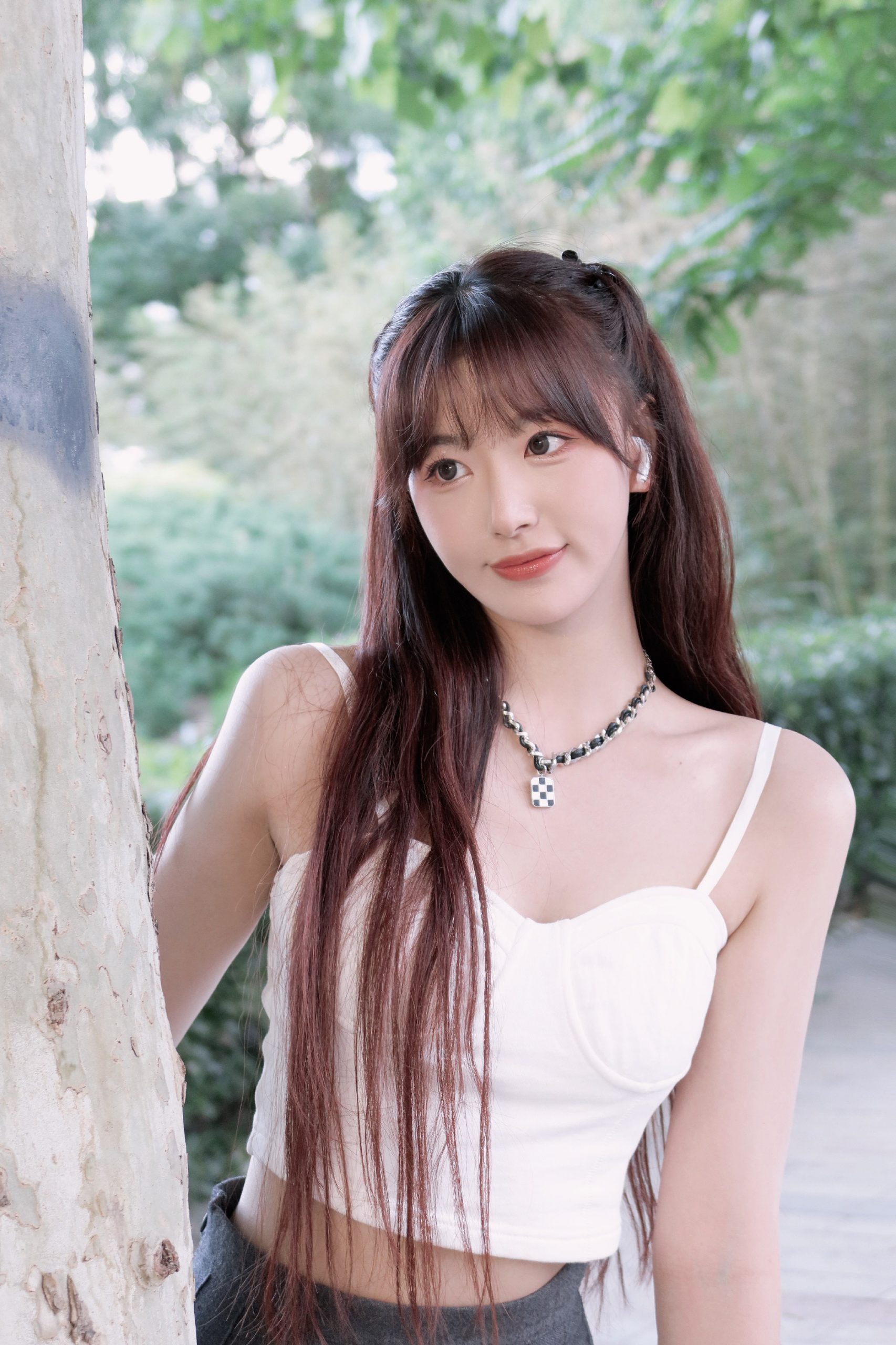 孔雪儿初夏纯欲新照 长发披肩穿白色吊带 