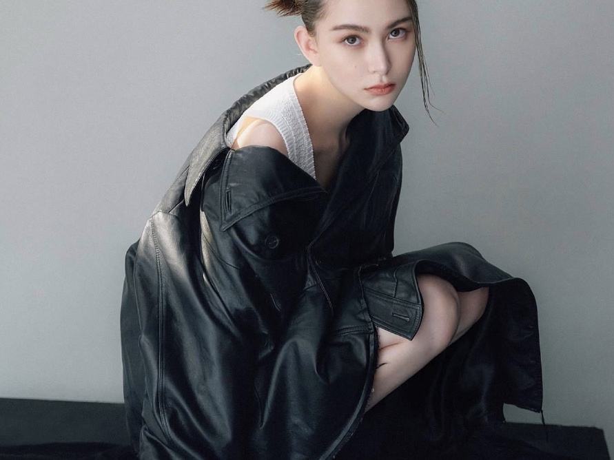 昆凌杂志写真惊艳 周杰伦上线转发老婆美照 