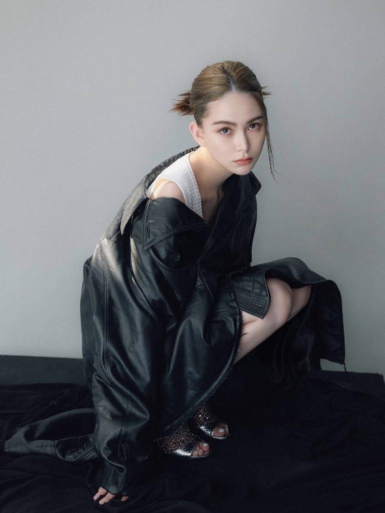 昆凌杂志写真惊艳 周杰伦上线转发老婆美照 