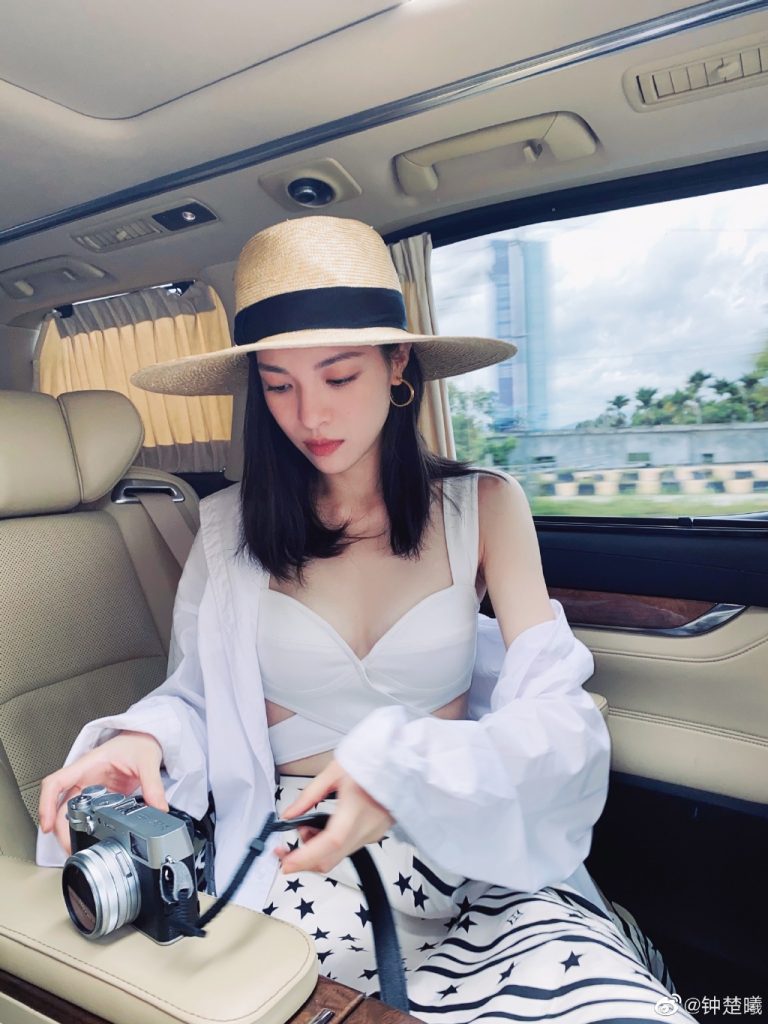 钟楚曦7月首更晒美照 背心配长裙满满度假风 