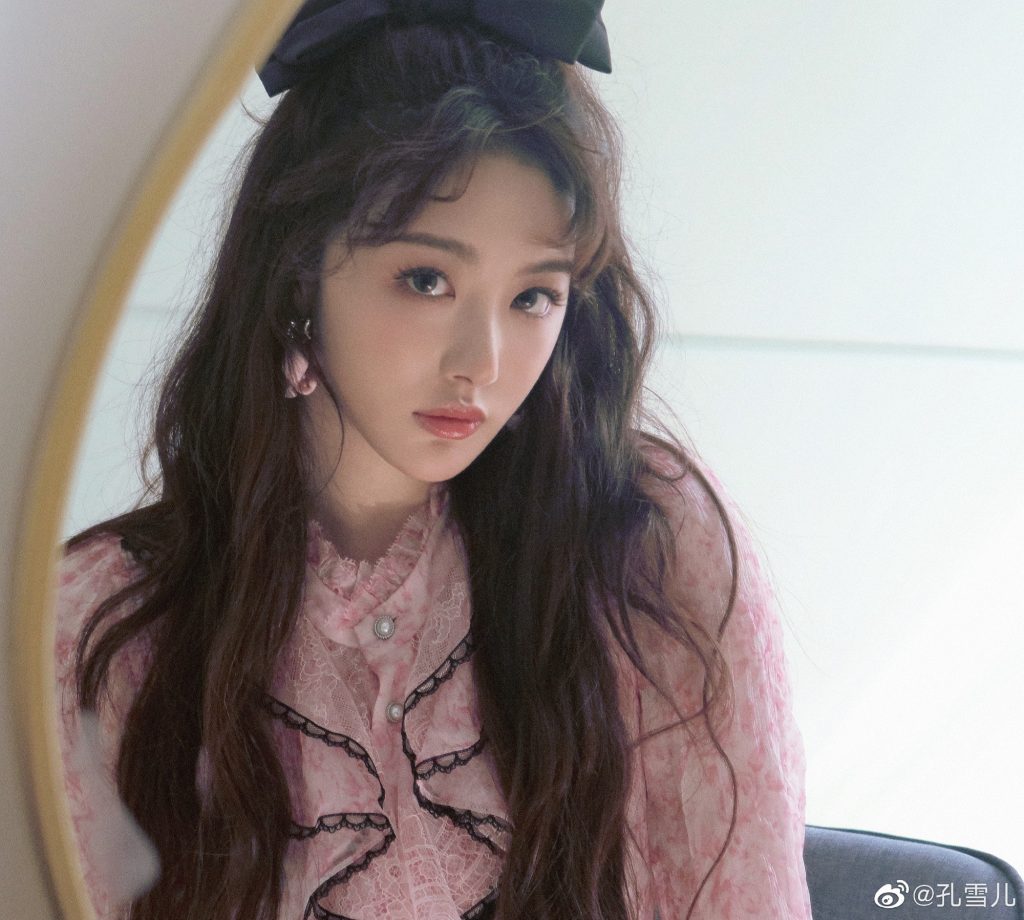 好像洋娃娃!孔雪儿头戴大蝴蝶结精致俏皮&nbsp