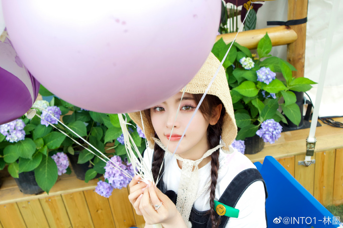 林墨为杨超越拍大片 摄影成果获网友夸赞 