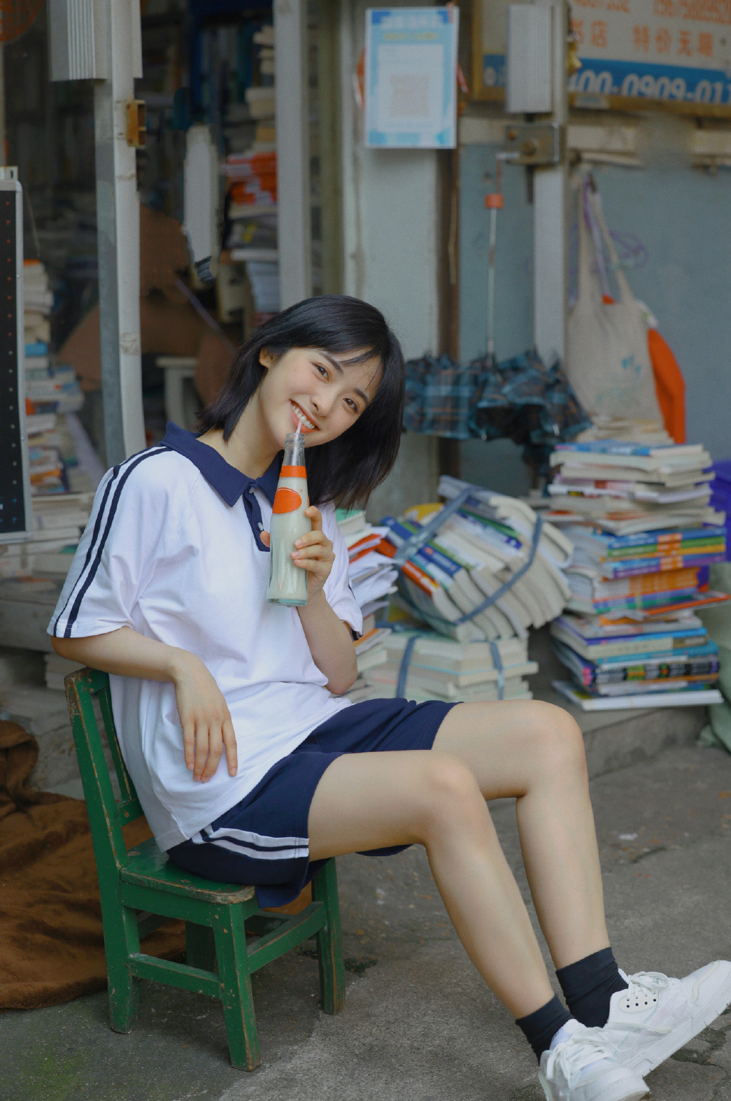 沈月校服写真学生气满满 明眸皓齿笑容元气 