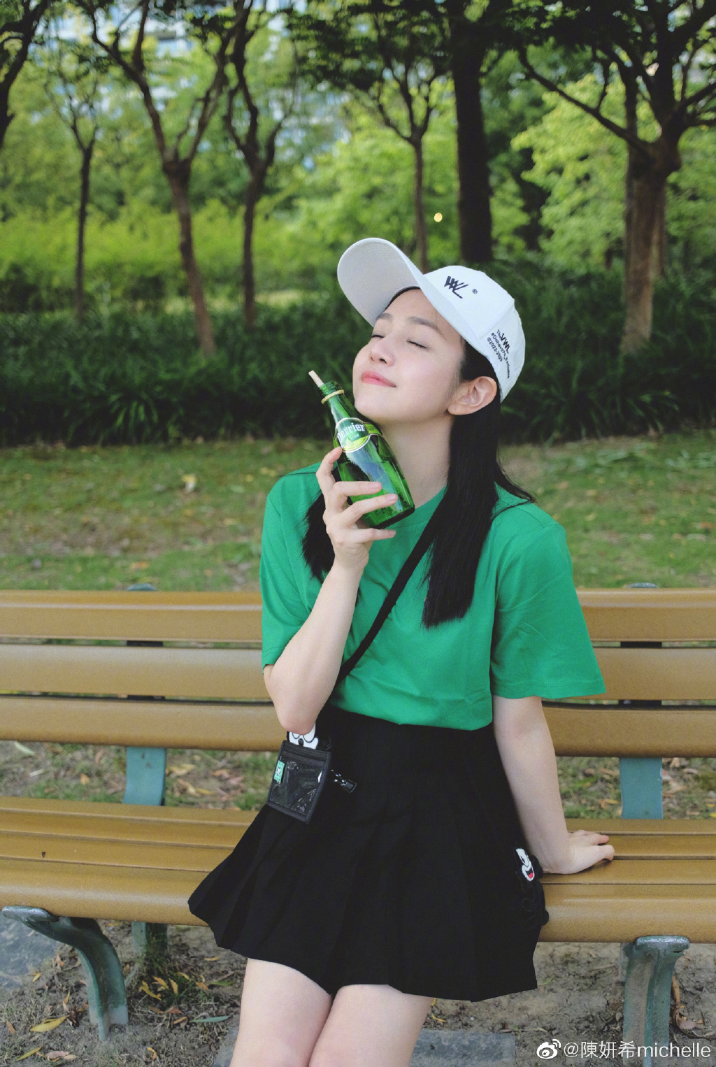 39岁陈妍希穿绿衣配短裙 嘟嘴卖萌扮少女 