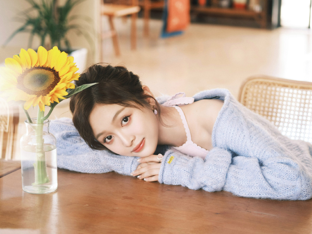 氧气美女！吴宣仪趴桌上露笑甜美可人 