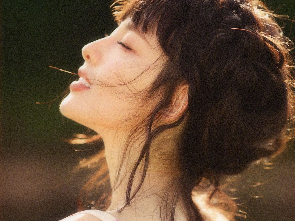  张嘉倪晒35岁生日写真 穿吊带裙大秀好身材