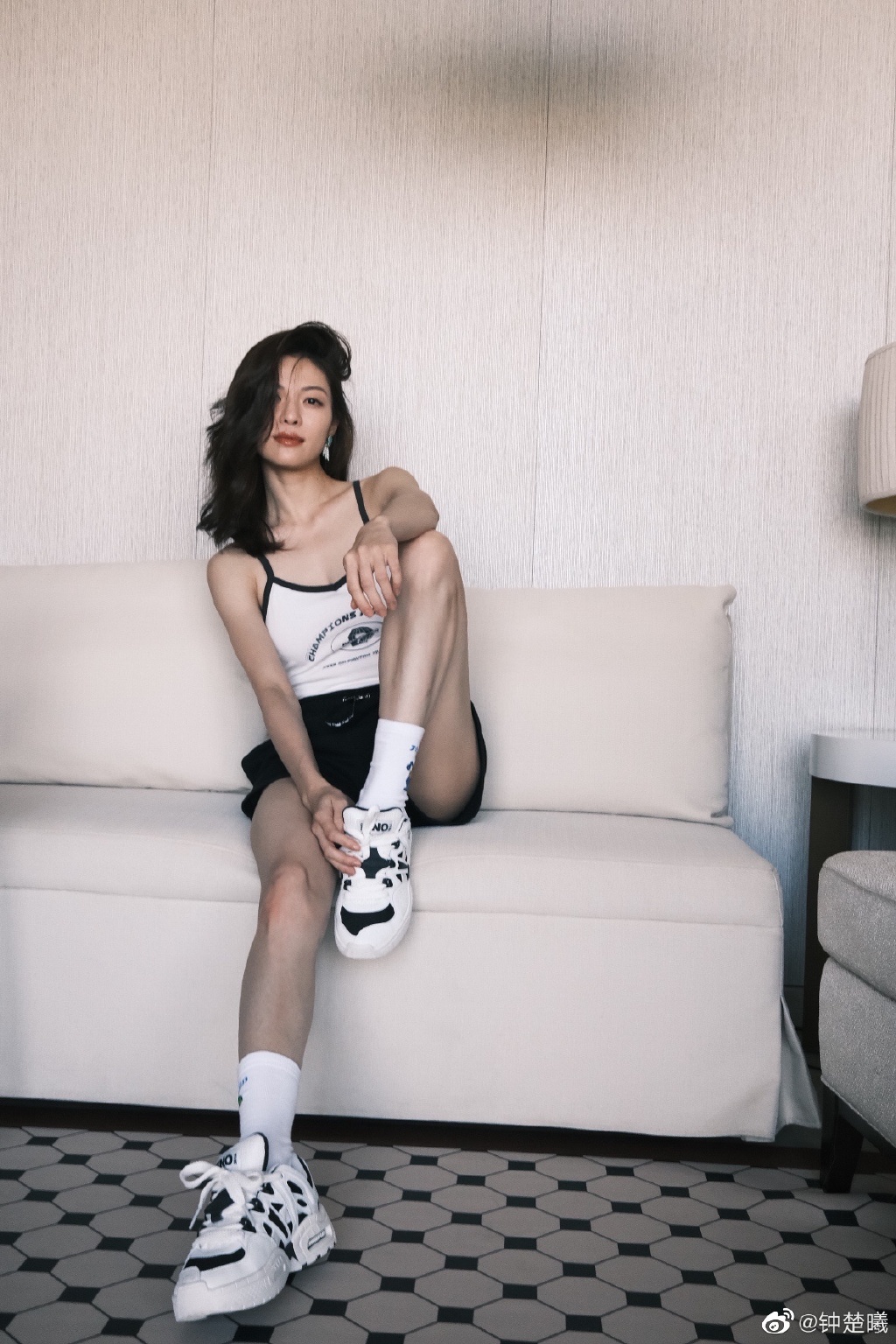 钟楚曦穿运动套装出镜 健美身材线条好流畅 