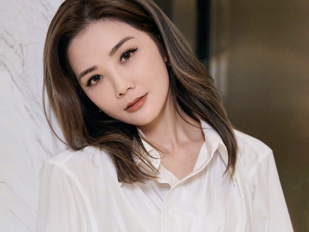 阿Sa晒迷人工作照 穿白色衬衫裙笑容甜 