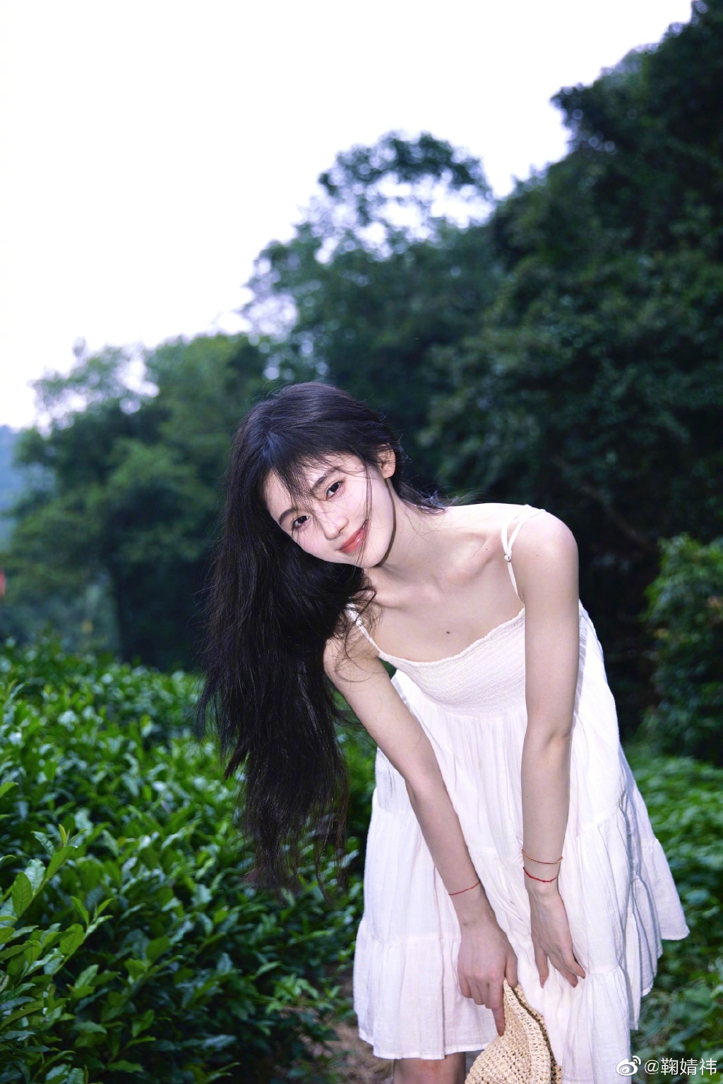 鞠婧祎晒夏日美照 穿吊带白裙纯欲感拉满 