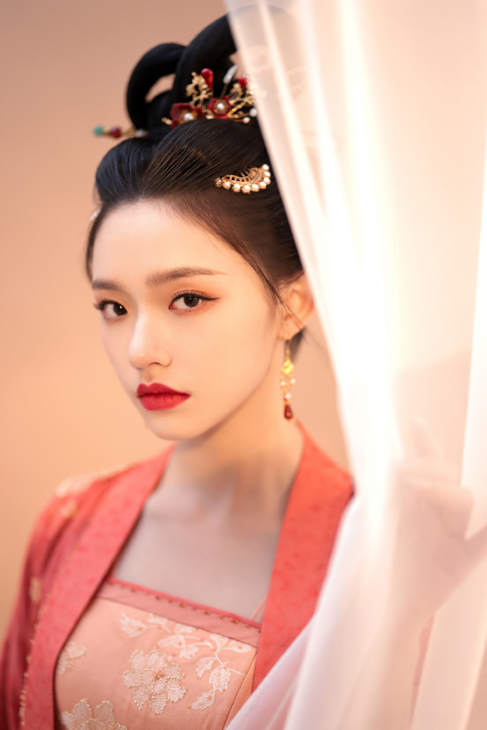 林允《梦华录》造型公开 低头抚琴娴静柔美 