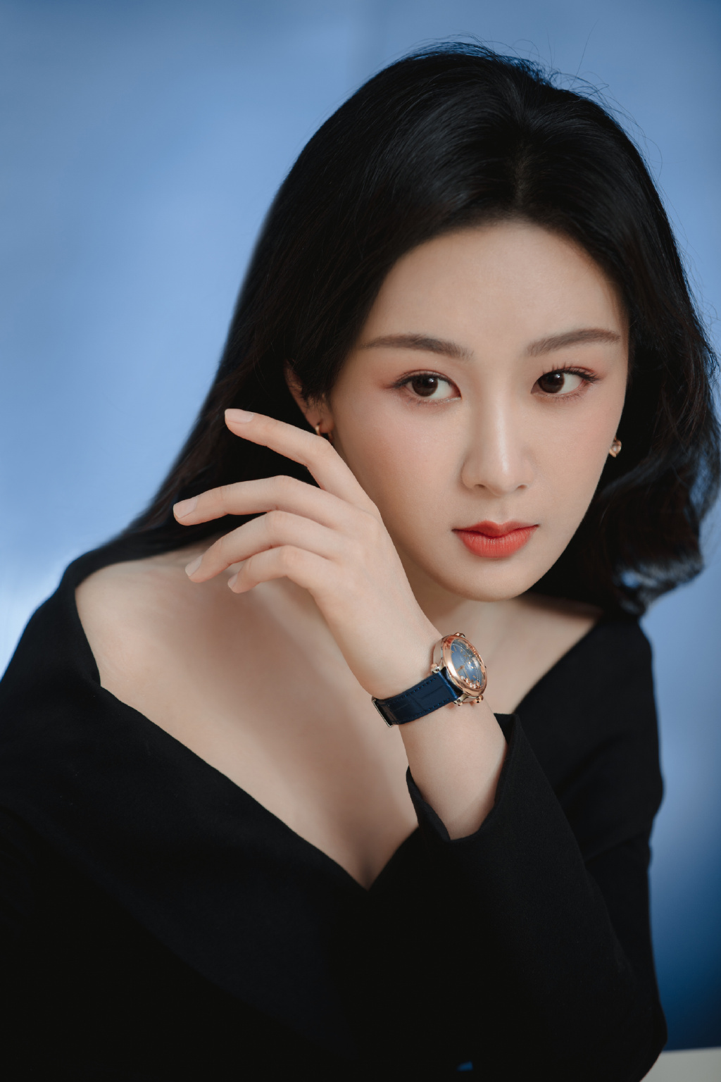 杨紫卷发披肩有知性美 生图直出与精修无差 