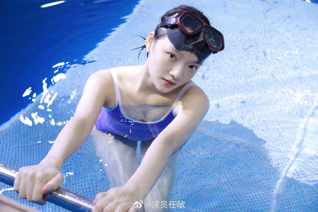 夏日限定！任敏晒水中泳装照 素颜皮肤白皙 