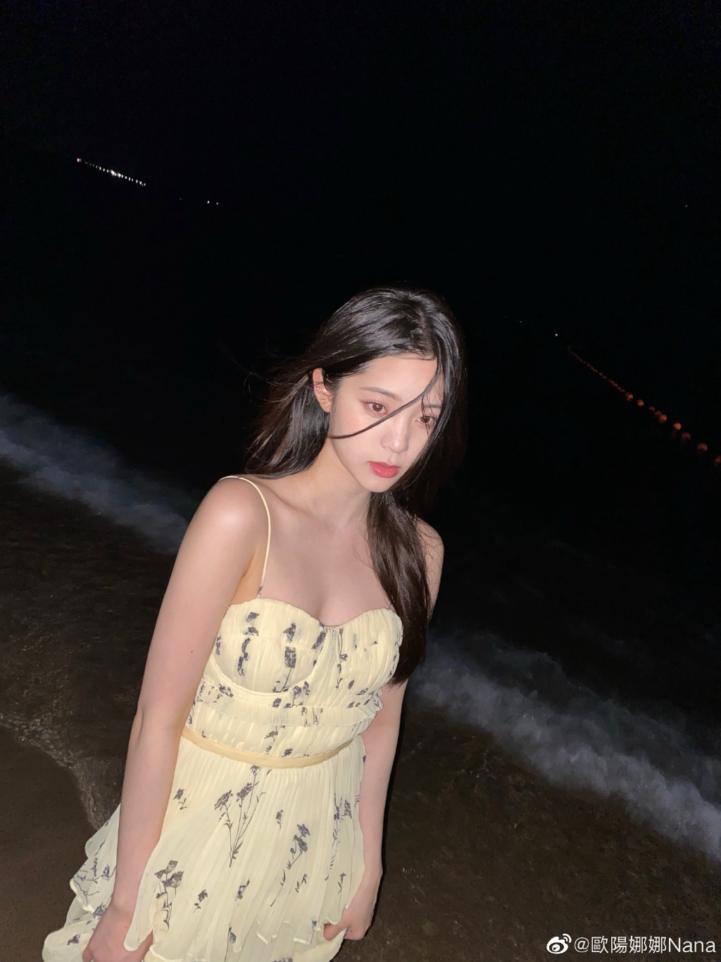 欧阳娜娜穿吊带裙海边拍照 明眸皓齿笑容甜 