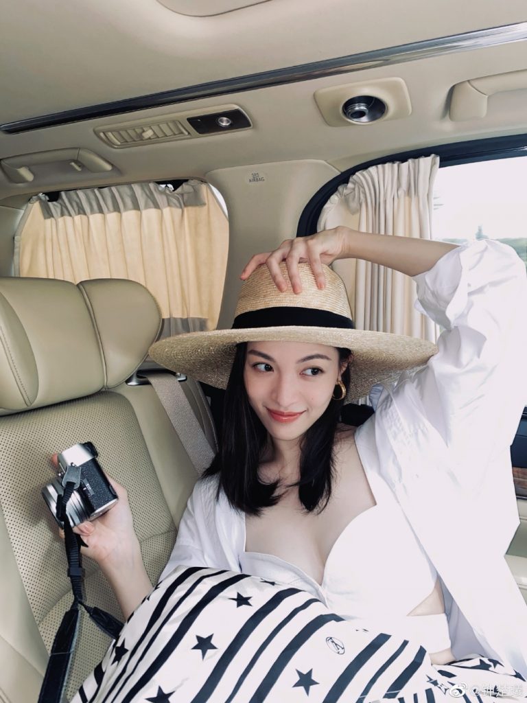 钟楚曦7月首更晒美照 背心配长裙满满度假风 
