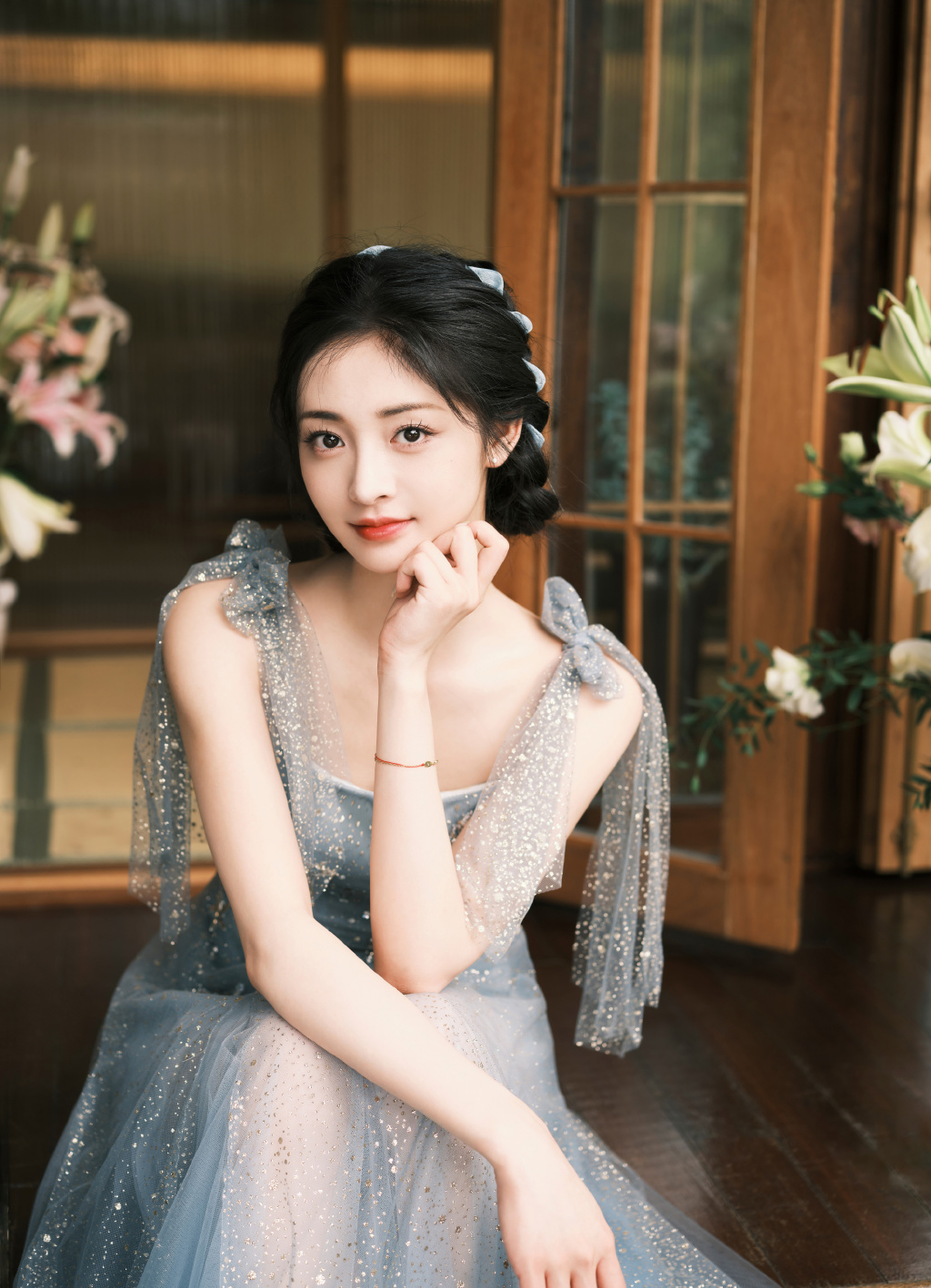 小仙女！周洁琼穿蓝色纱裙仙气飘飘