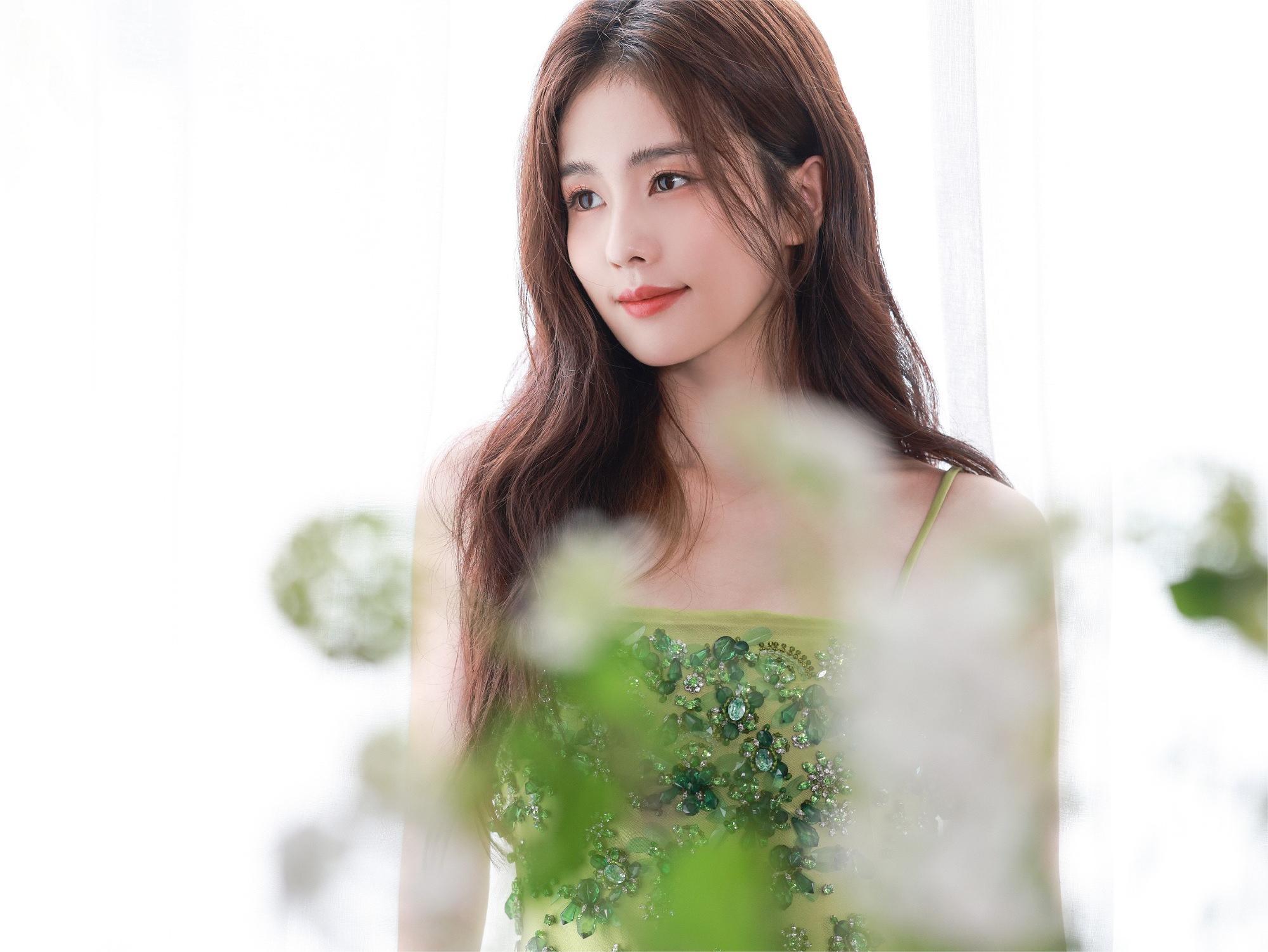 花束少女！白鹿与夏花合照淡笑清甜