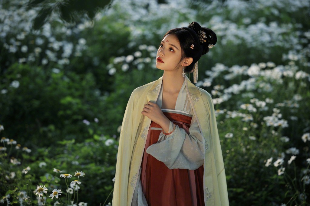 林允晒唯美古风写真 梦回《梦华录》