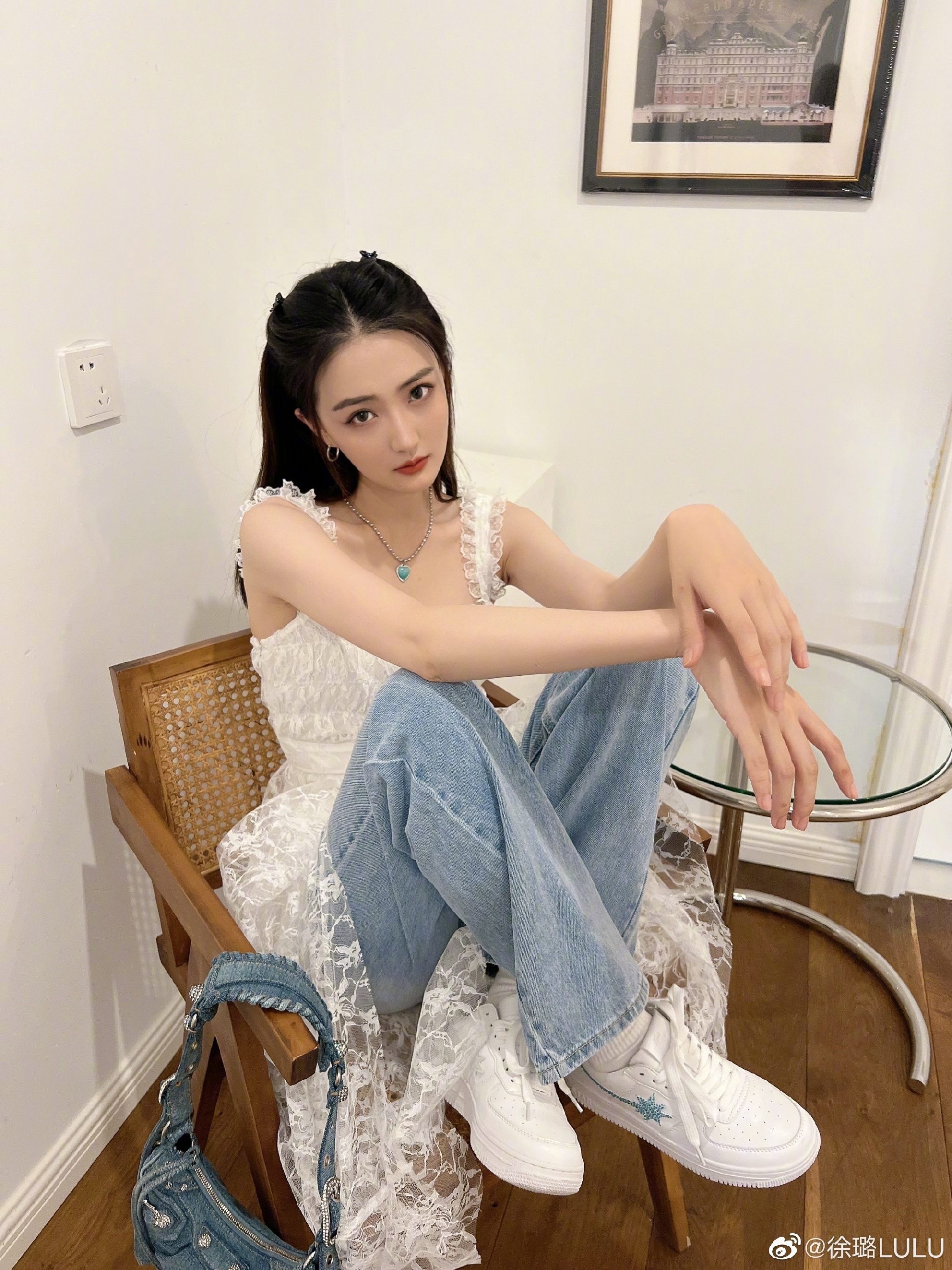 徐璐分享日常随拍 蕾丝白裙配牛仔裤超个性
