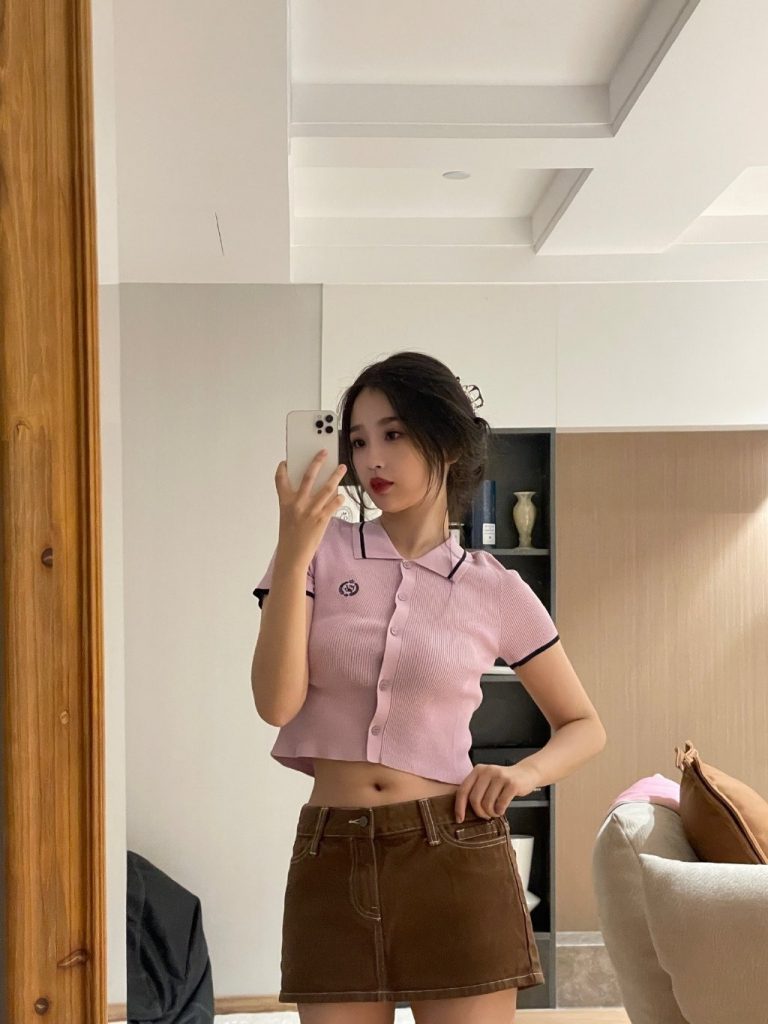 甜酷女孩！虞书欣穿粉色露脐装秀小蛮腰