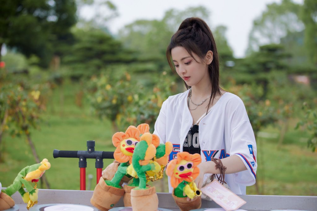 杨超越工作照曝光 扎马尾穿短裙清纯可爱