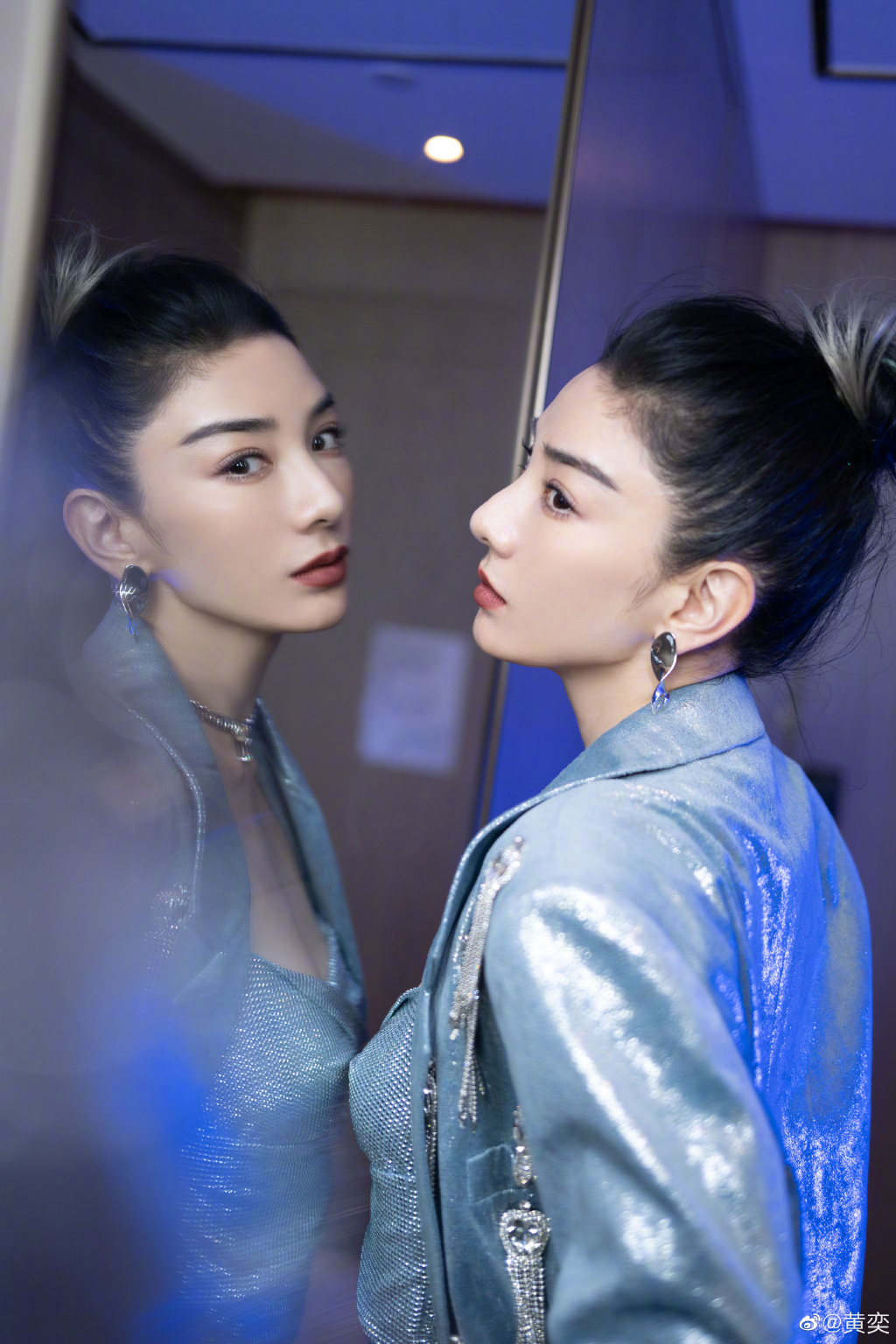 黄奕穿包臀裙大秀完美身材 凹造型眼神霸气 