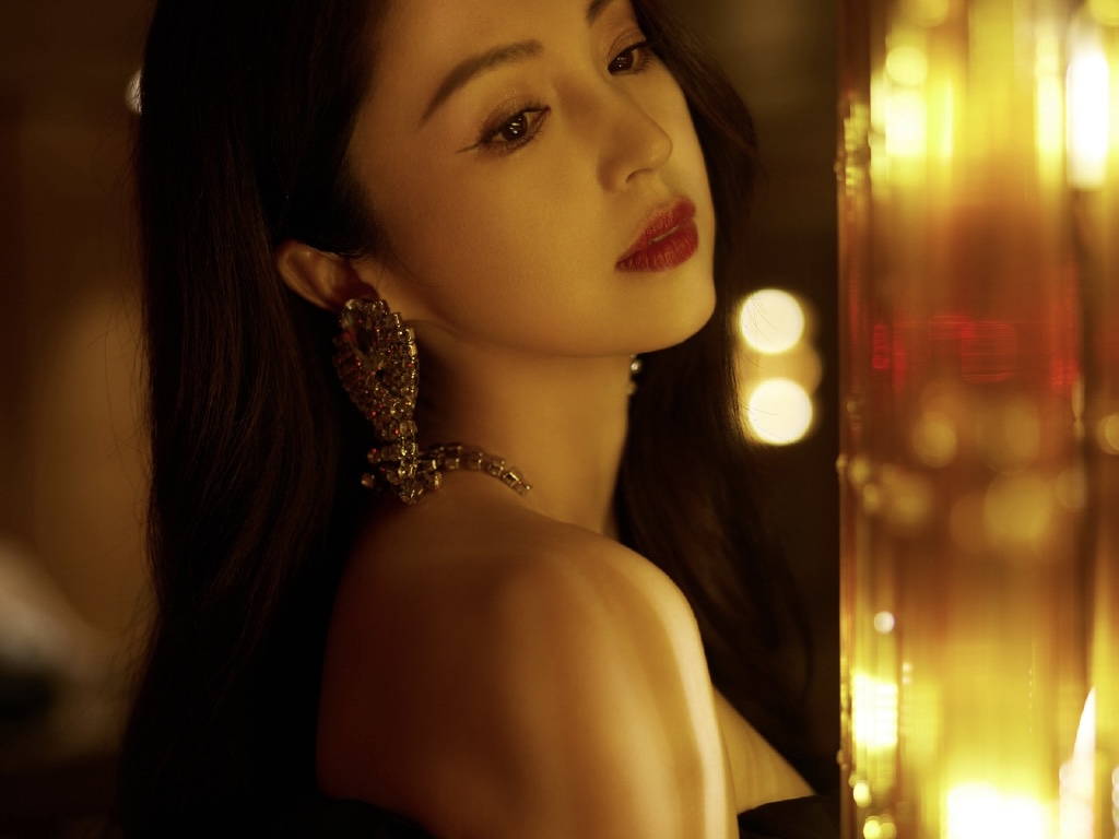 董璇迷离光影美照曝光 穿抹胸黑裙露香肩 