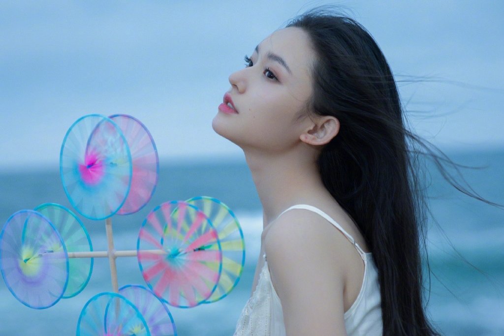 林允晒海边照 穿白裙手拿风车浪漫唯美 