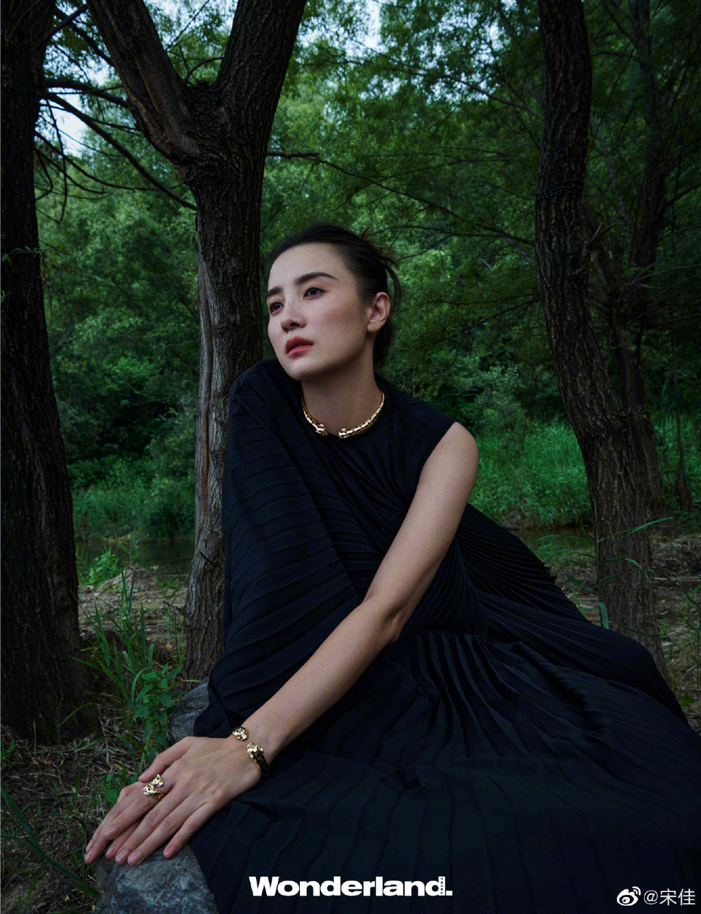 宋佳穿深V西装秀事业线 搭配红唇彰显女人味 