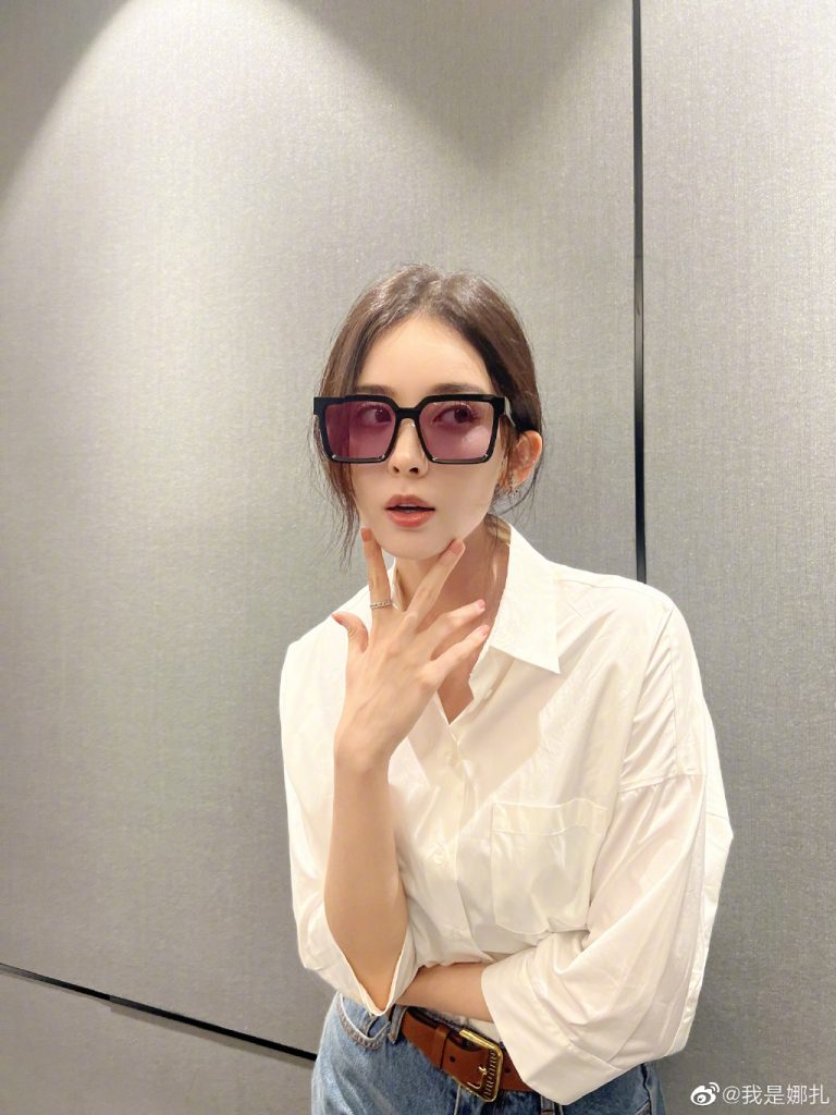 娜扎穿白衬衫挽发显干练 戴墨镜酷劲十足 