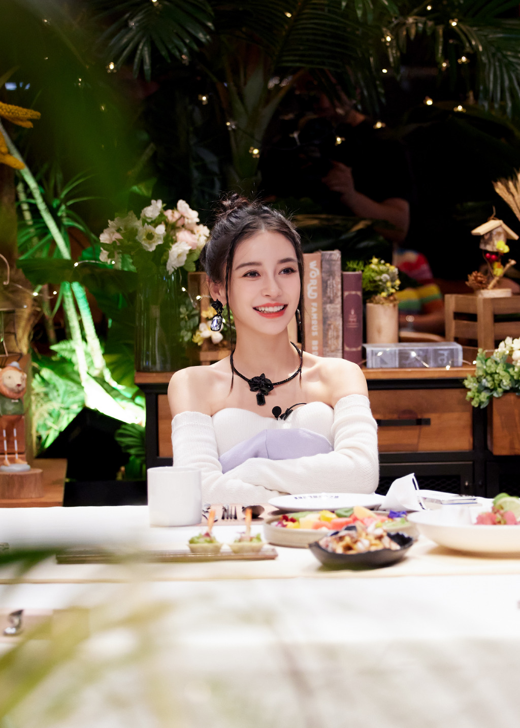 杨颖穿抹胸白裙露香肩 笑容灿烂好甜美 