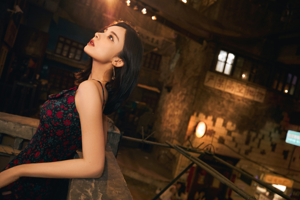 娜扎穿吊带裙妩媚性感 肤白貌美秀大长腿 