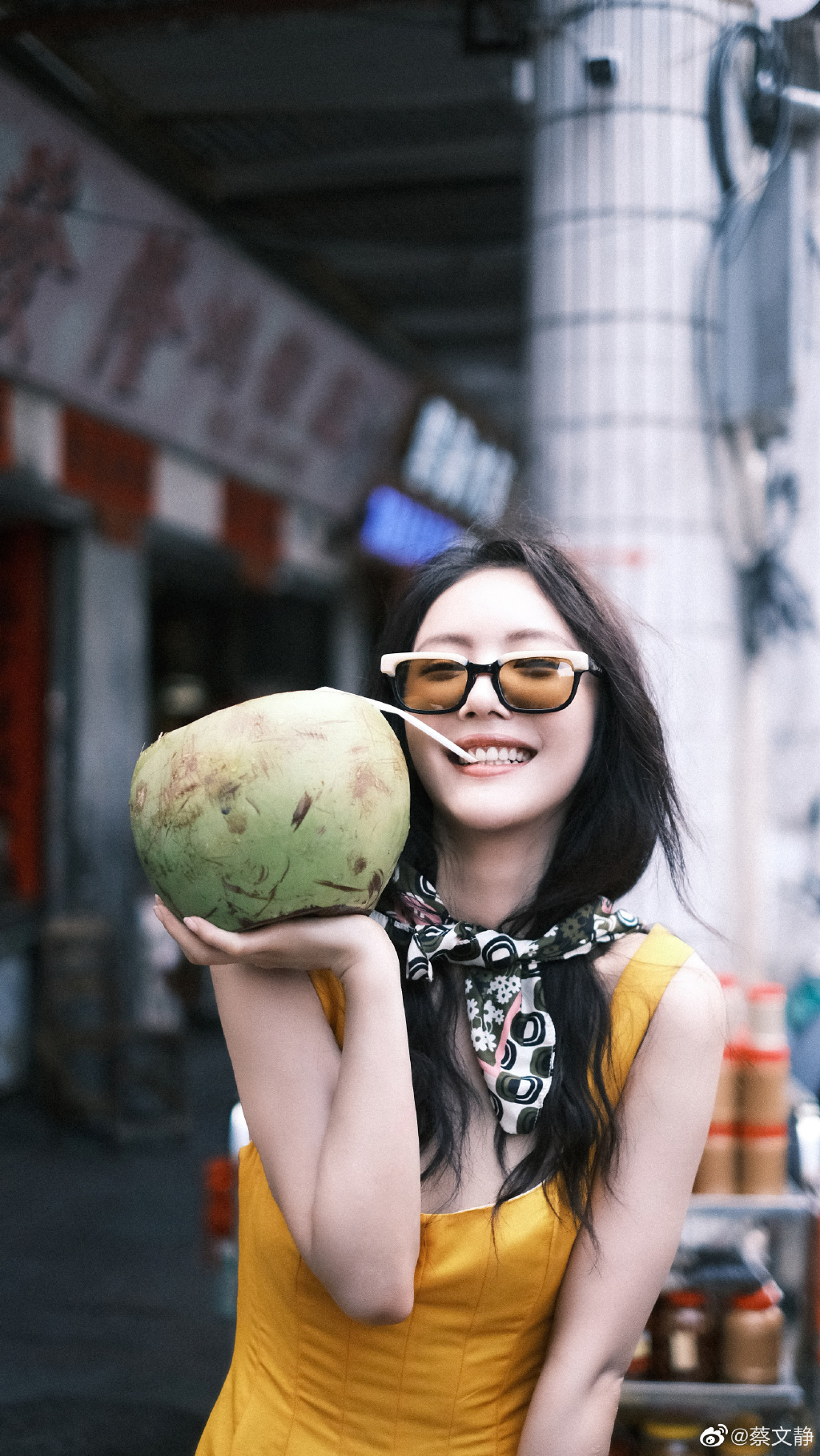 夏日色彩！蔡文静穿明黄色吊带裙俏皮灵动 