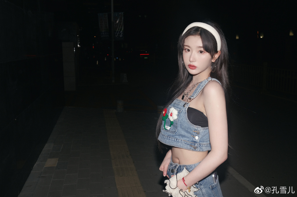 孔雪儿穿露脐套装又甜又酷 披长发白到发光&nbsp