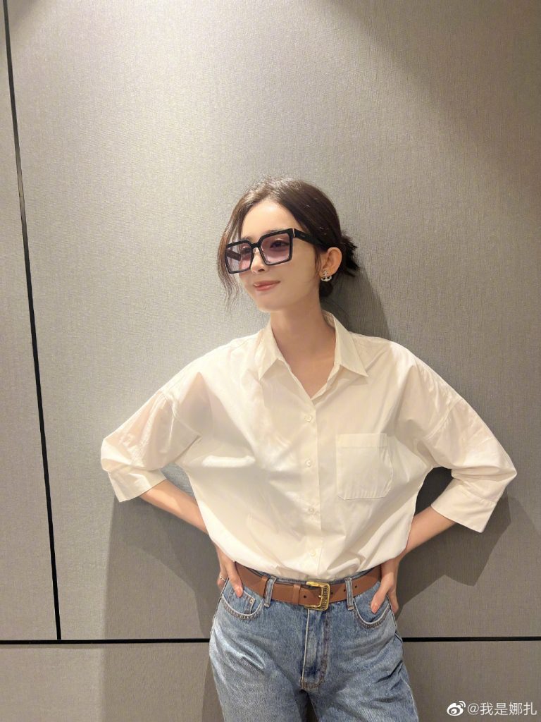 娜扎穿白衬衫挽发显干练 戴墨镜酷劲十足 