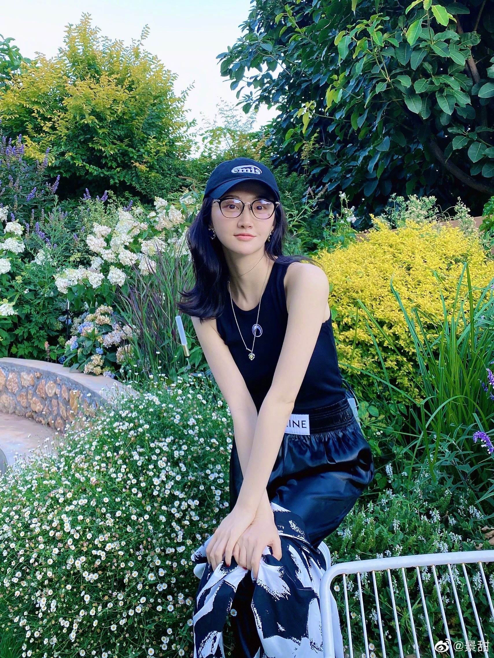 景甜晒夏日OOTD 浅笑元气肌肤吹弹可破 
