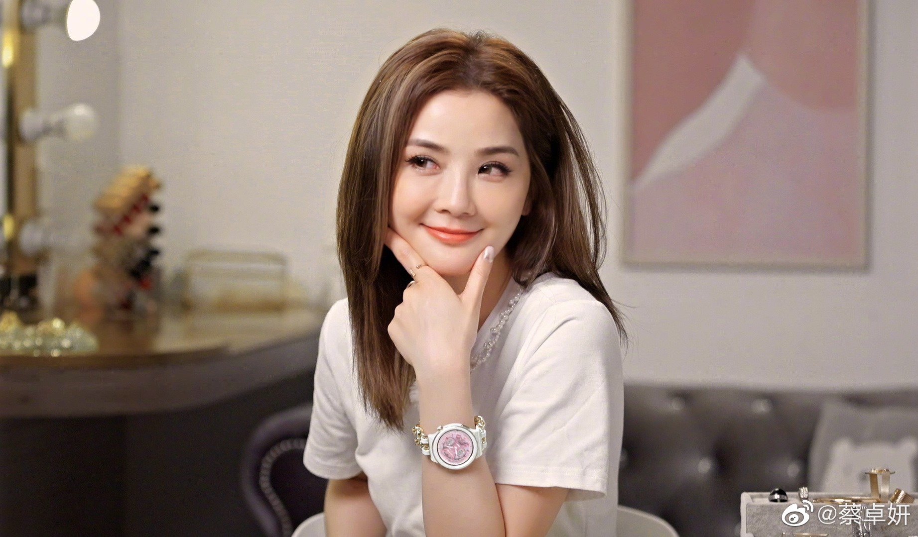 阿Sa蔡卓妍元气新照 对镜比耶笑容甜美 