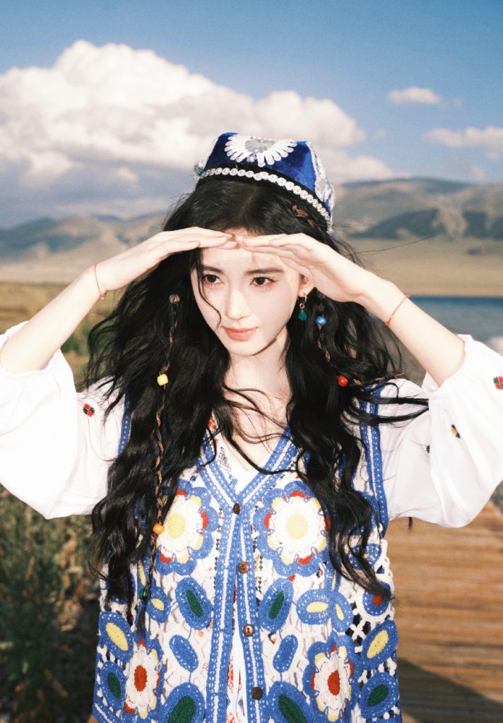 鞠婧祎穿民族风服饰吸睛 手举彩色风车灿笑
