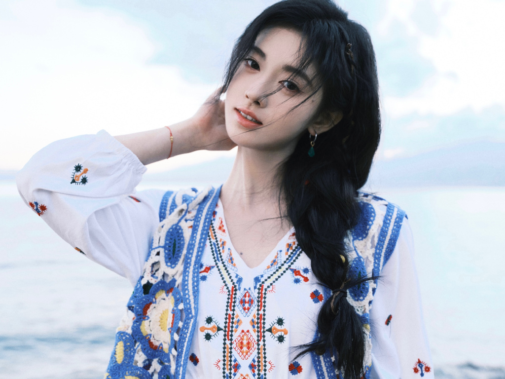 鞠婧祎穿民族风服饰吸睛 手举彩色风车灿笑