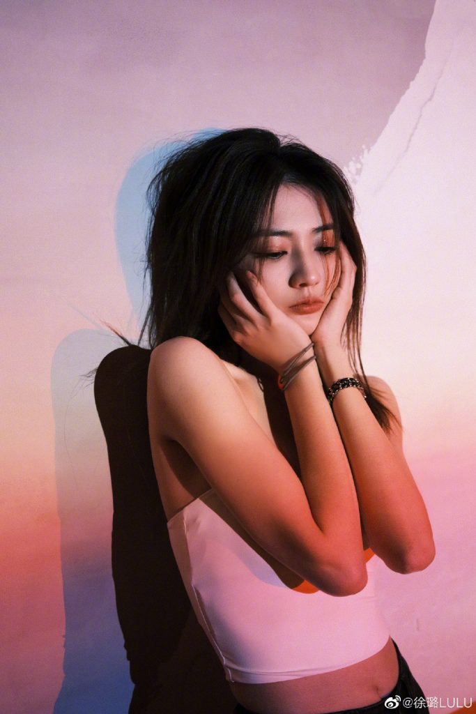 徐璐穿吊带装露蛮腰 捧脸笑可爱满分