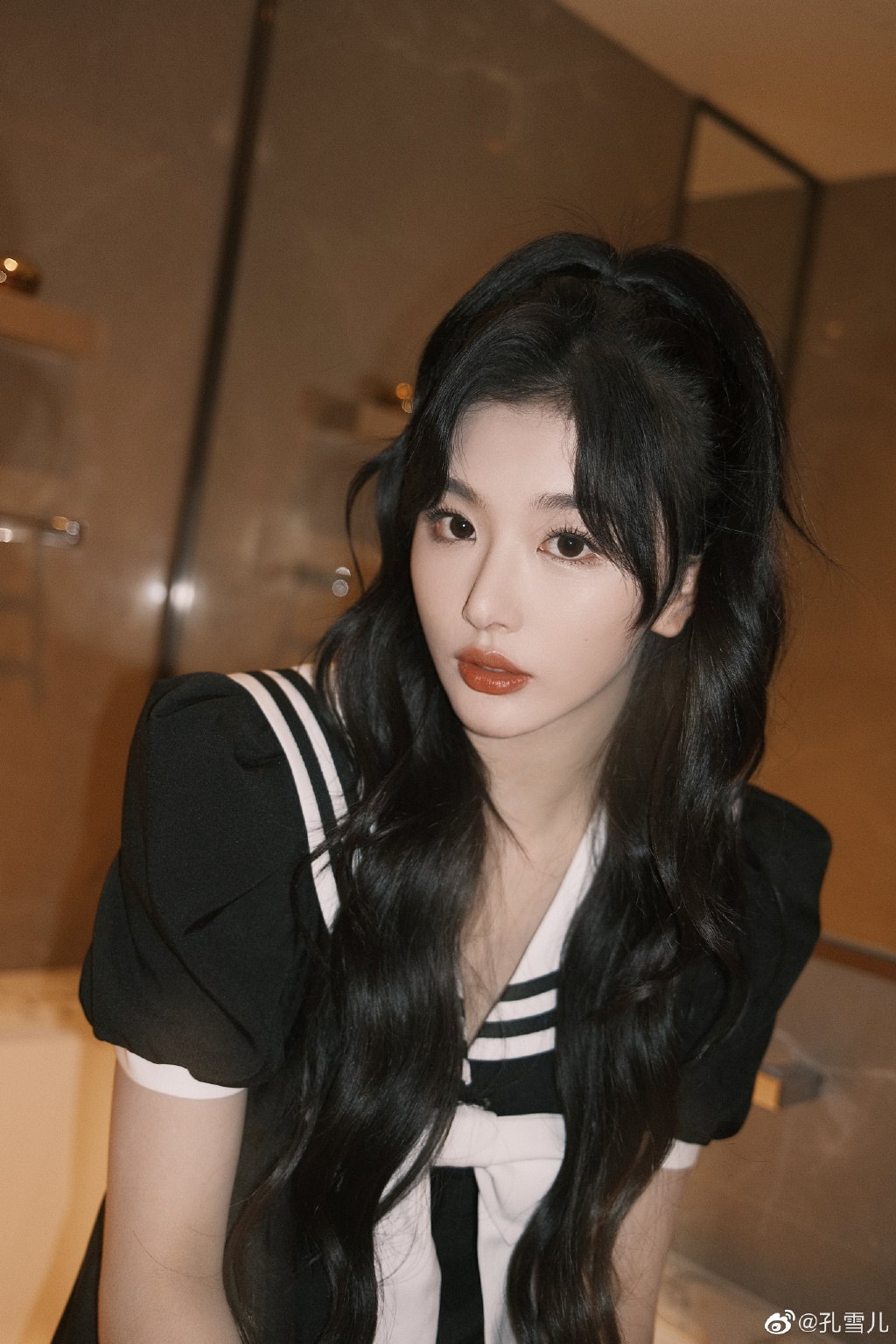 孔雪儿穿水手服拍浴缸照 清纯少女感拉满