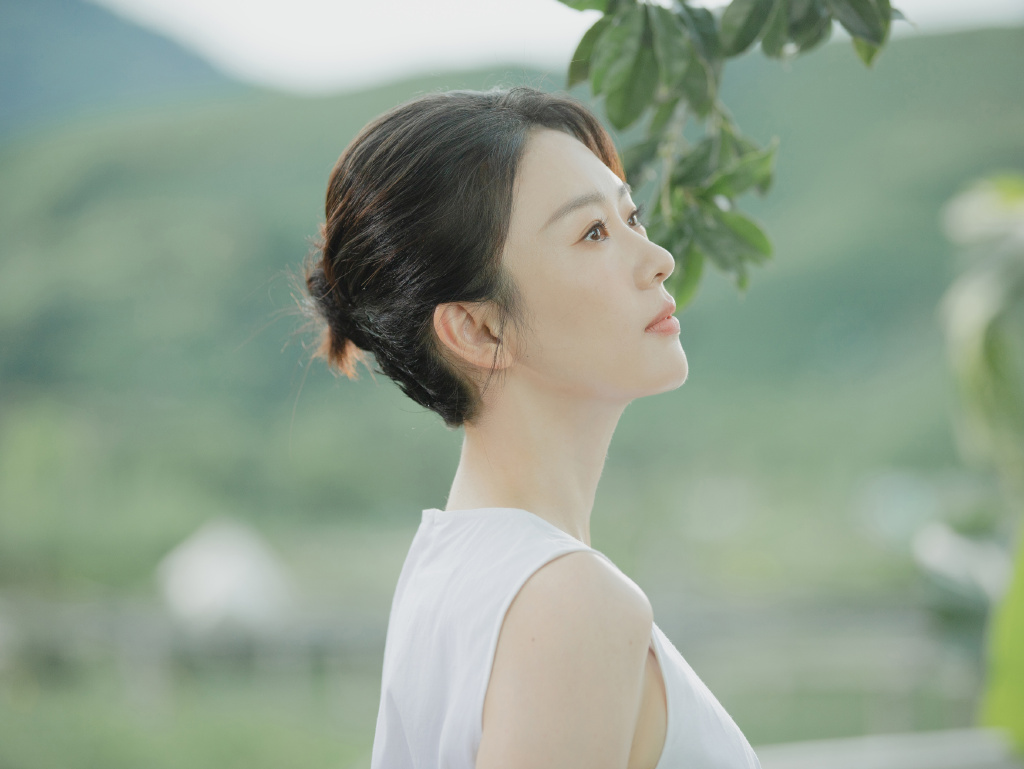 温柔姐姐！童瑶挽发穿白裙被鲜花围绕