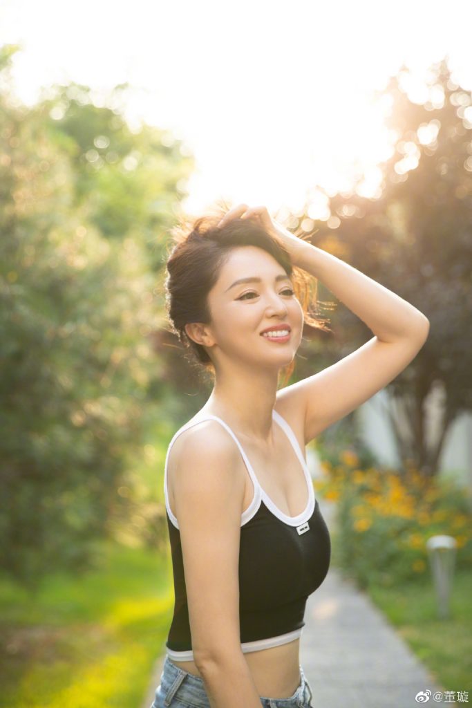 照片中,董璇身着运动背心牛仔裤,完美勾勒出曼妙身材,在阳光下随性