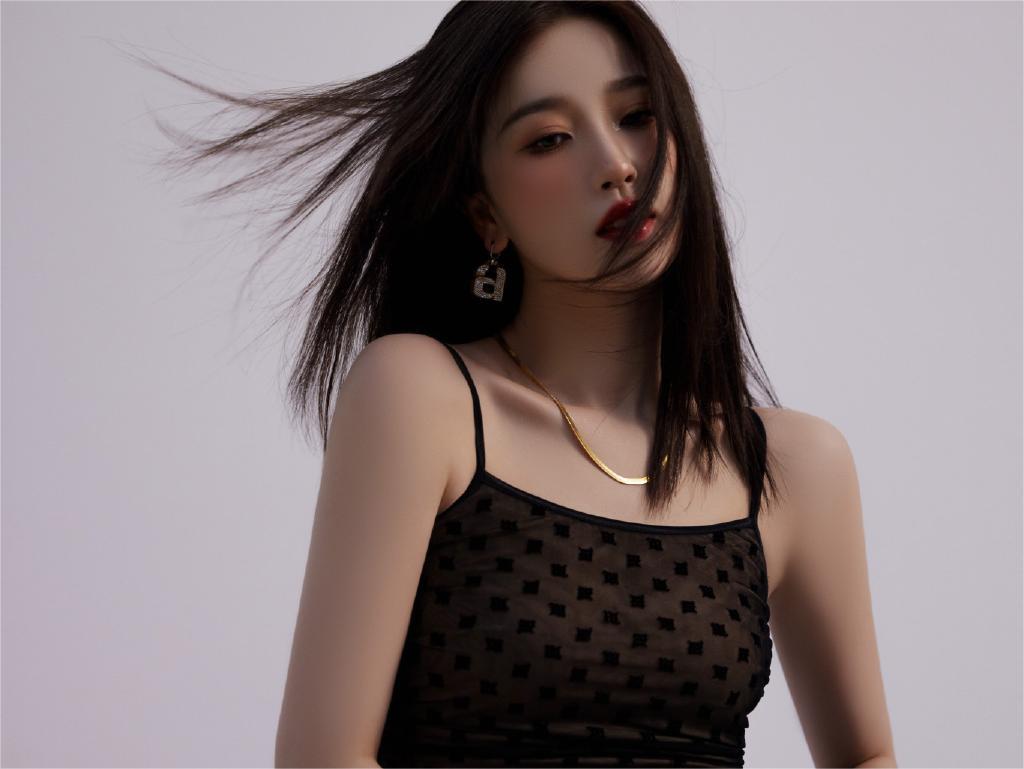 酷飒小妖精！虞书欣穿吊带裙秀香肩美腿